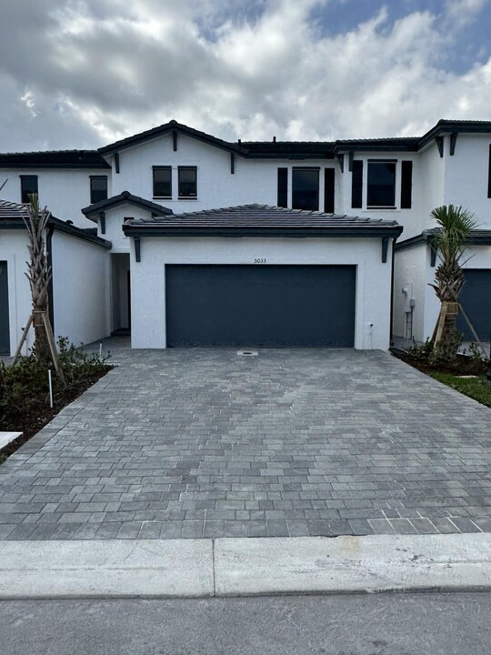 5033 Peacock Way in Dania Beach, FL - Building Photo