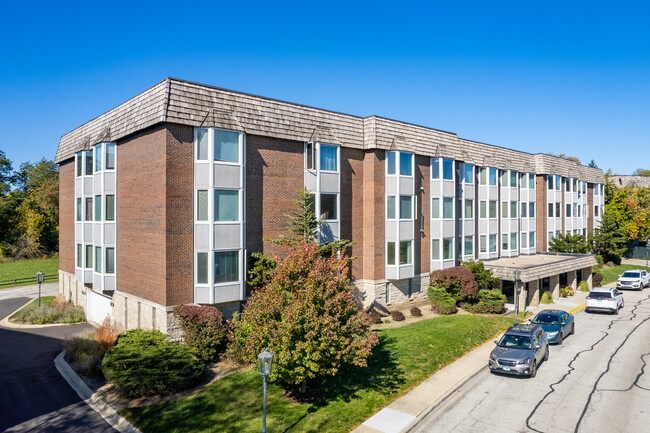 Bristol Courts Condo in Park Ridge, IL - Building Photo - Building Photo