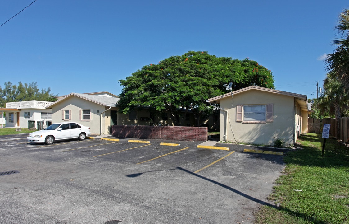 281 NW 40th St in Oakland Park, FL - Foto de edificio