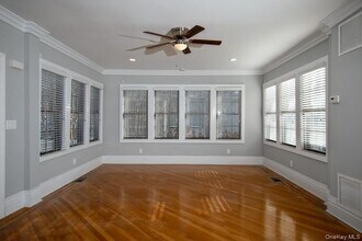 576 Scranton Ave in Lynbrook, NY - Building Photo - Building Photo