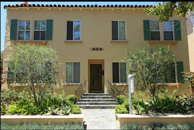203 N Almont Dr in Beverly Hills, CA - Building Photo - Building Photo