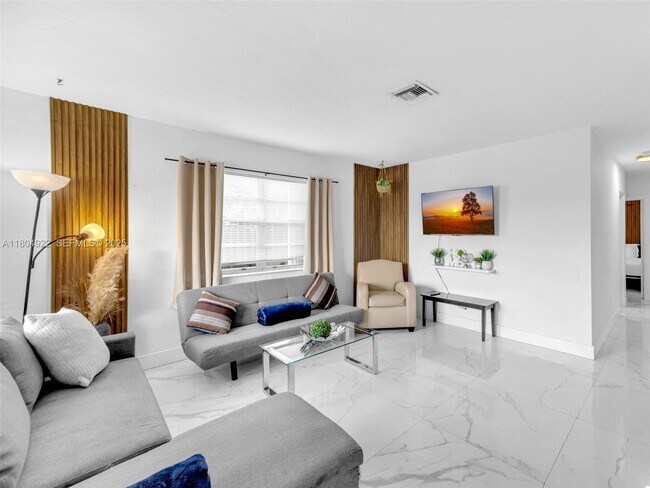 421 W Pembroke Rd in Hallandale Beach, FL - Building Photo - Building Photo