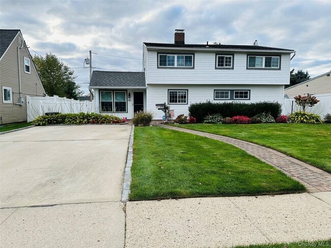 86 Shepherd Ln in Levittown, NY - Building Photo - Building Photo