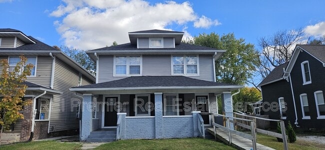 property at 933 N Dearborn St