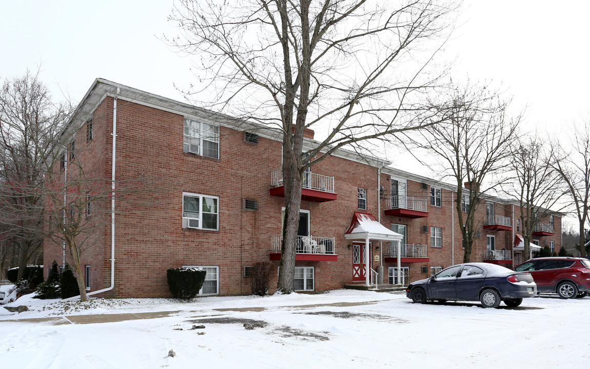 Carriage Hill Apartments in Canfield, OH - Building Photo