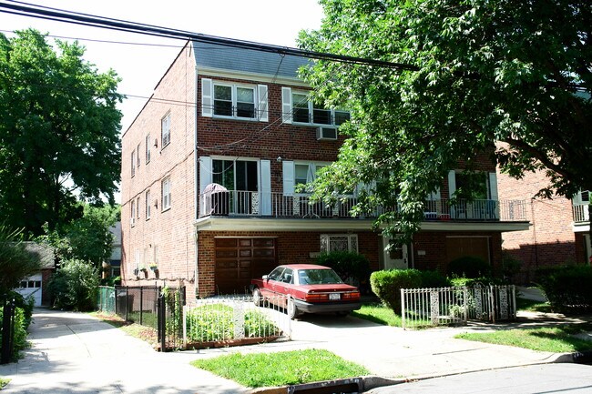 15022 Roosevelt Ave in Flushing, NY - Building Photo - Building Photo