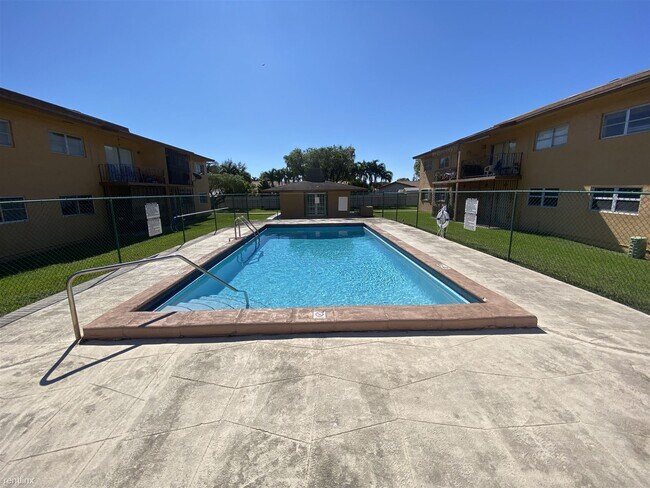 9520 SW 8th St-Unit -Apt 212A in Miami, FL - Building Photo - Building Photo