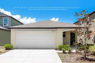 2253 Jungle Dr in Ruskin, FL - Building Photo