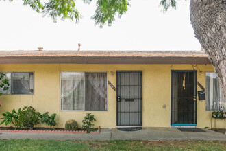 2041-2045 E Washington Ave in Orange, CA - Building Photo - Building Photo