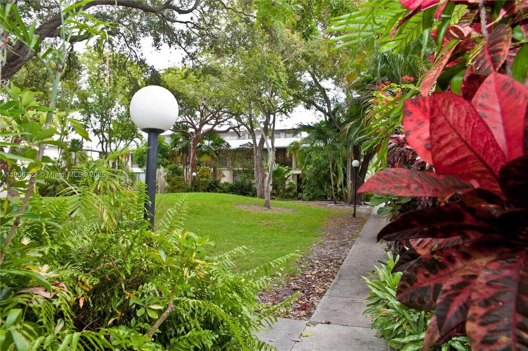 19216 NE 25th Ave in Miami, FL - Foto de edificio