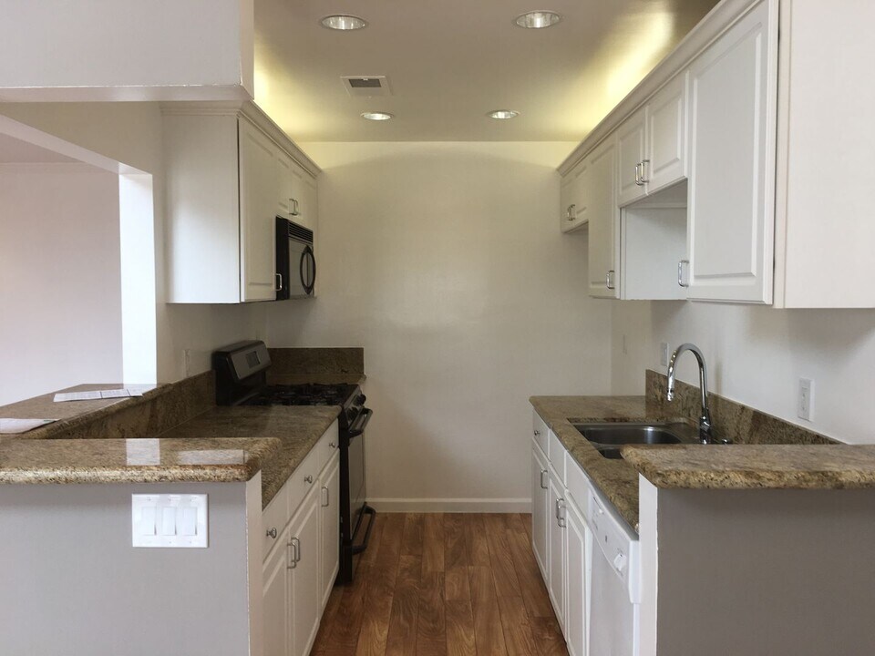21529 Saticoy St in Los Angeles, CA - Building Photo
