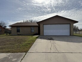 2102 Spicewood Dr in Killeen, TX - Building Photo