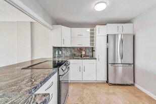 3199 S Ocean Dr in Hallandale Beach, FL - Building Photo