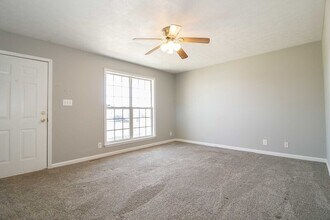 245 Waterford Dr in Oak Grove, KY - Foto de edificio - Building Photo