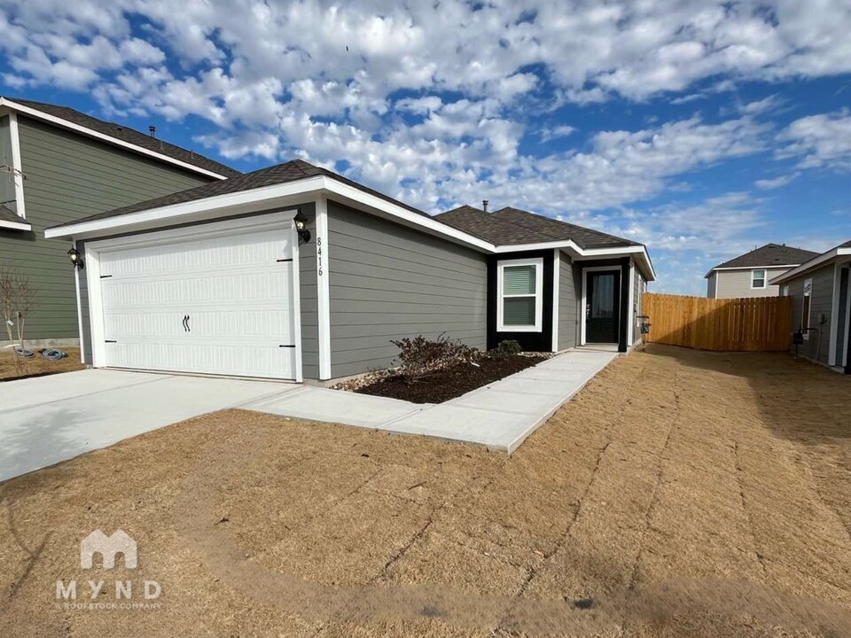 8416 Wibaux Rd in Ponder, TX - Building Photo