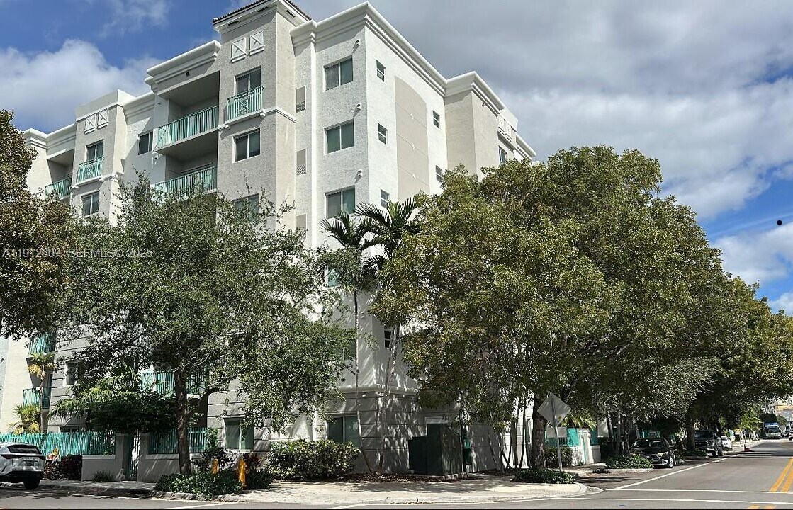 6001 SW 70th St in South Miami, FL - Foto de edificio