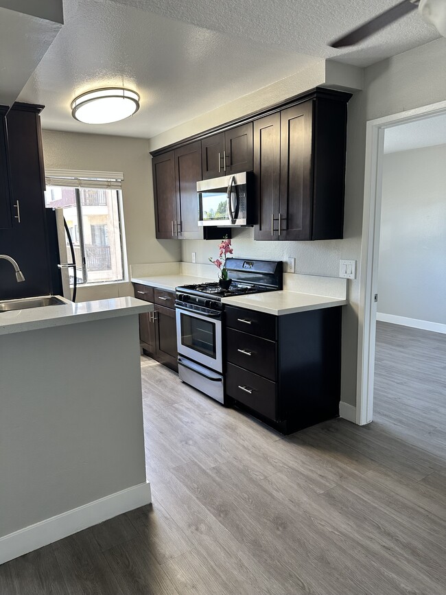 Chateau W6600 Apartment Homes in Van Nuys, CA - Foto de edificio - Building Photo