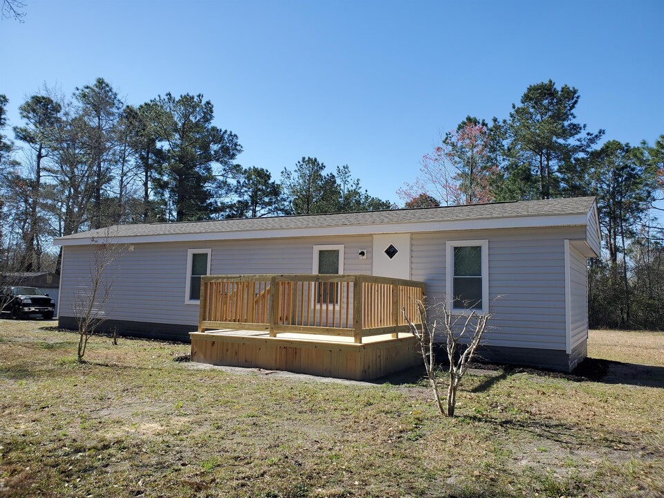 184 Dixon Rd in Holly Ridge, NC - Building Photo