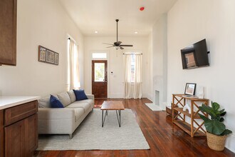 2413 1st St, Unit 2413 in New Orleans, LA - Foto de edificio - Building Photo