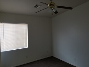 6434 Stone Dry Ave, Unit 101 in Henderson, NV - Building Photo - Building Photo