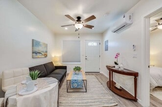 1902 E Chevy Chase Dr in Glendale, CA - Foto de edificio - Building Photo