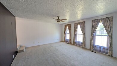 1841 NE Carole Ct in Hillsboro, OR - Building Photo - Building Photo
