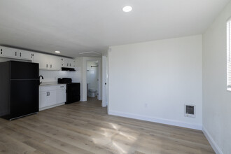 Oakwood Apartments in Tampa, FL - Foto de edificio - Interior Photo