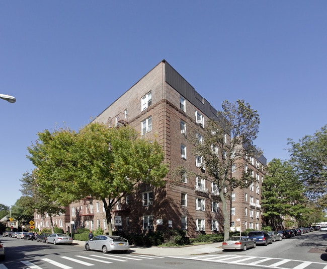 The Berkeley in Forest Hills, NY - Building Photo - Building Photo