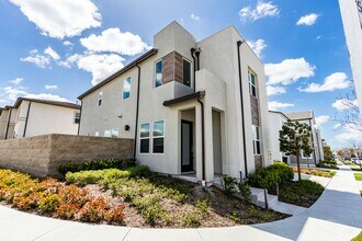 260 Holiston in Lake Forest, CA - Building Photo - Building Photo