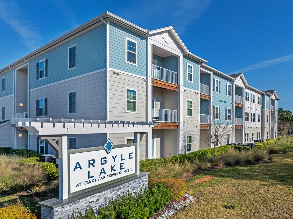 Argyle Lake at Oakleaf Town Center in Jacksonville, FL - Building Photo