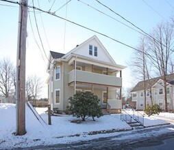 294 E Elm St in Torrington, CT - Foto de edificio - Building Photo