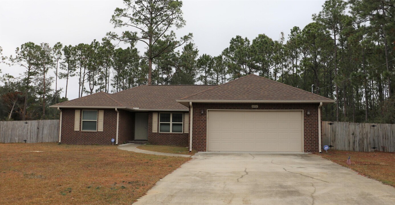 8202 Pamplona St in Navarre, FL - Building Photo