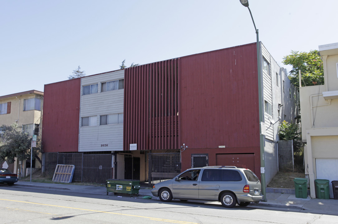 8656 MacArthur Blvd in Oakland, CA - Building Photo