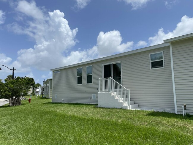 7465 44th Trail N in Riviera Beach, FL - Foto de edificio - Building Photo