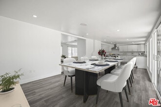 23046 Leonora Dr in Los Angeles, CA - Building Photo - Building Photo