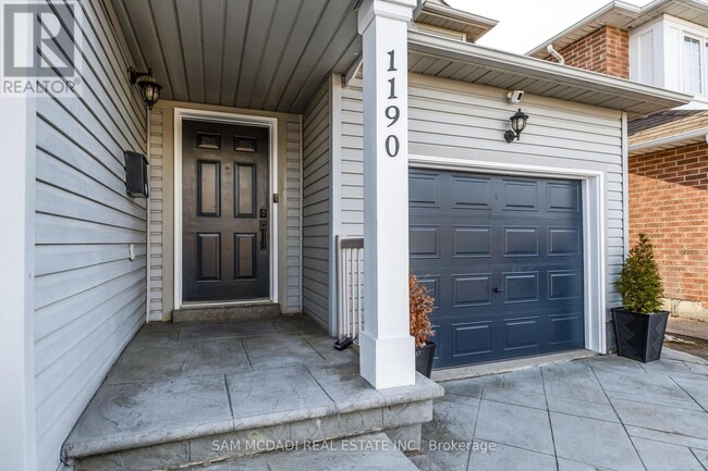 1190 Fox Crescent
