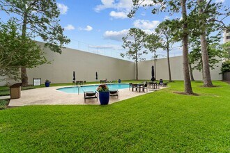 651 Bering Dr in Houston, TX - Building Photo - Building Photo
