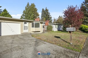 320 Laurelhurst Dr SE