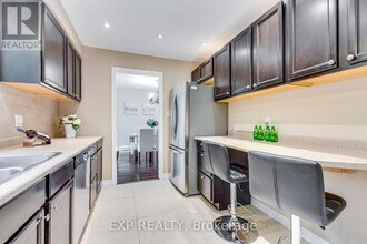 102 Orsett St in Oakville, ON - Building Photo - Building Photo