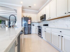 903 NW 167th Ave in Pembroke Pines, FL - Foto de edificio - Building Photo