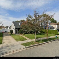 658 Wyngate Dr E in Valley Stream, NY - Building Photo