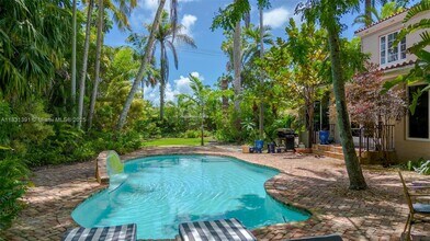 13599 Old Cutler Rd in Pinecrest, FL - Building Photo - Building Photo