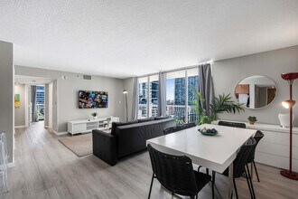 1 SE 12th St in Miami, FL - Building Photo - Building Photo