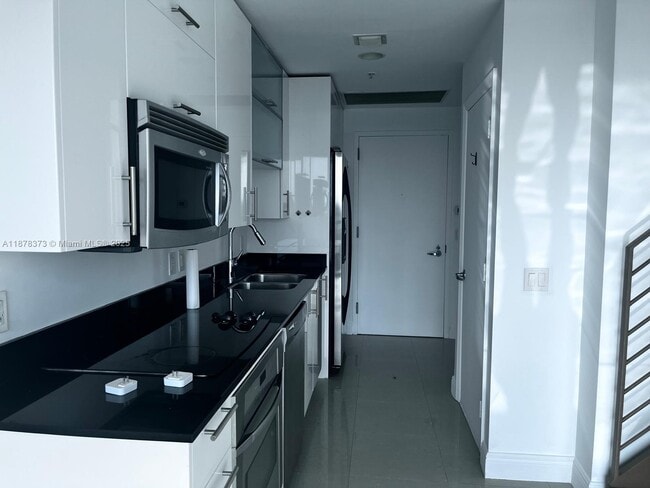 60 SW 13th St, Unit 1417 in Miami, FL - Foto de edificio - Building Photo