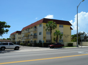 Tower King Apartments in North Miami, FL - Building Photo - Building Photo