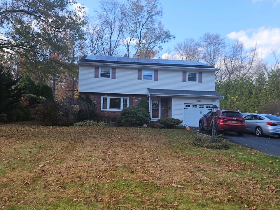 72 Schriever Ln in New City, NY - Building Photo