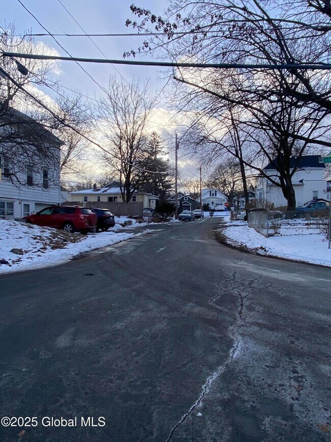 18 Lily St in Albany, NY - Building Photo - Building Photo