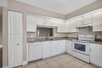 13700 SW 14th St in Pembroke Pines, FL - Building Photo - Building Photo
