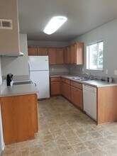 445-449 NE West Ave in Roseburg, OR - Building Photo - Building Photo