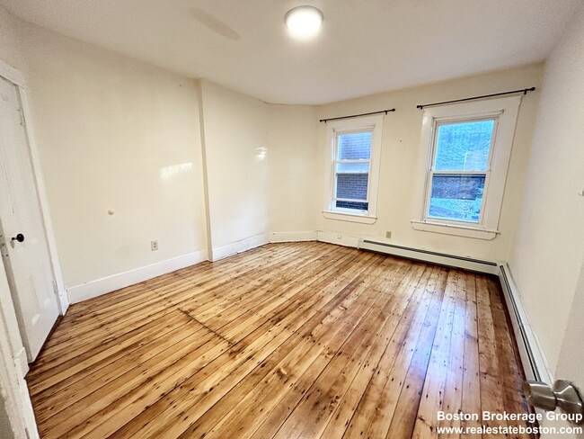 81 Windsor St in Boston, MA - Foto de edificio - Building Photo